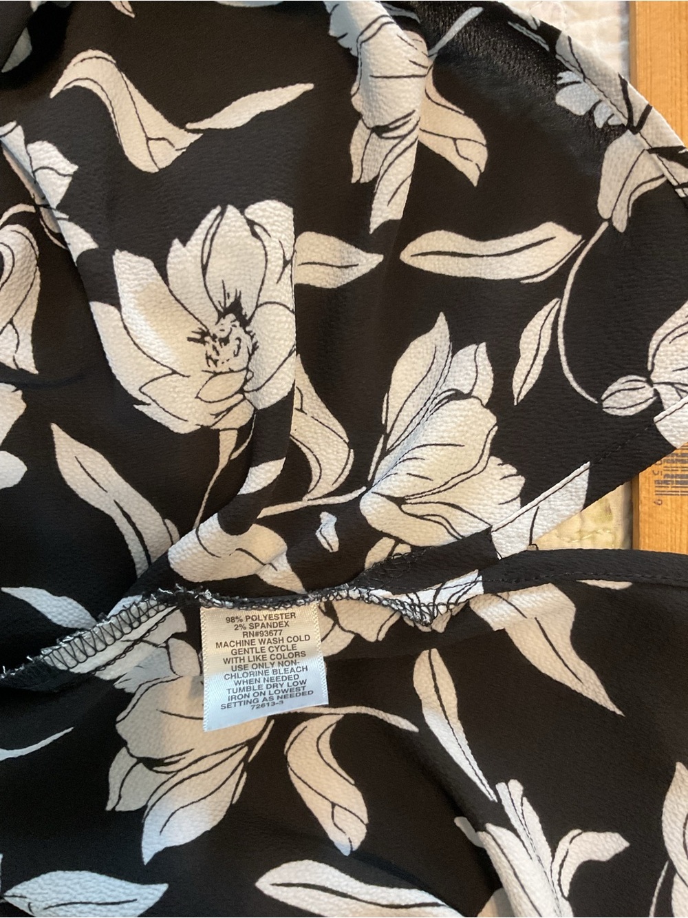 Liz Claiborne Black & White Floral Ruffle‑Neck Blouse — Size XL like new - Picture 5 of 7